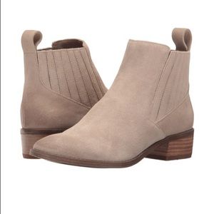 Dolce Vita | Tawny suede beige Chelsea booties